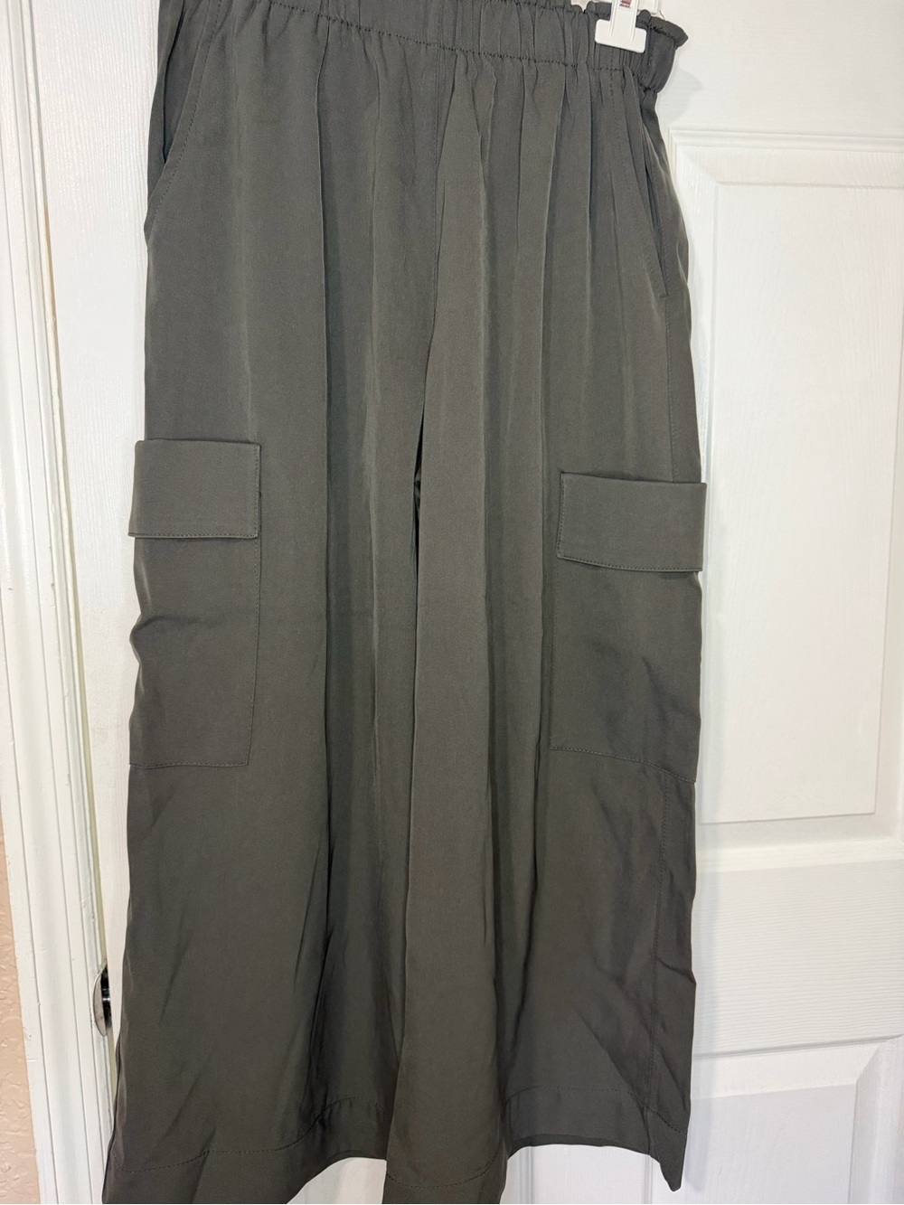 Woman’s  Olive Cargo Wide-Leg Pants